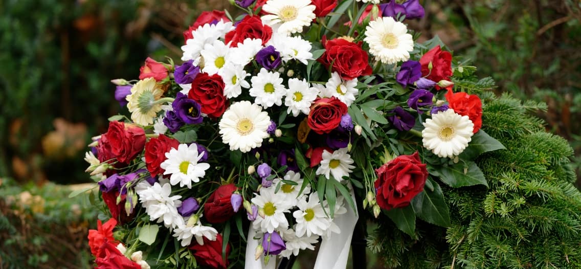 Cómo elegir una corona de flores para tanatorio - Funeraria La Montañesa