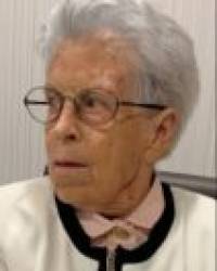 Dña. Julia González García